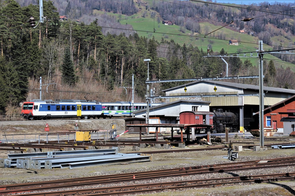 Voralpen-Express 2574 St. Gallen - Luzern mit dem OeBB RABe RBDe 4/4 Nr. 207 ex SBB NPZ-Prototyp RBDe 560 000 an der Spitze. Rechts ist die Gottharddampflok C 5/6 Nr. 2969 der Eurovapor in Arth-Goldau abgestellt. Die C 5/6 Nr. 2969  Elefant  wird am nächten Tag wieder zurück nach Sulgen geführt.