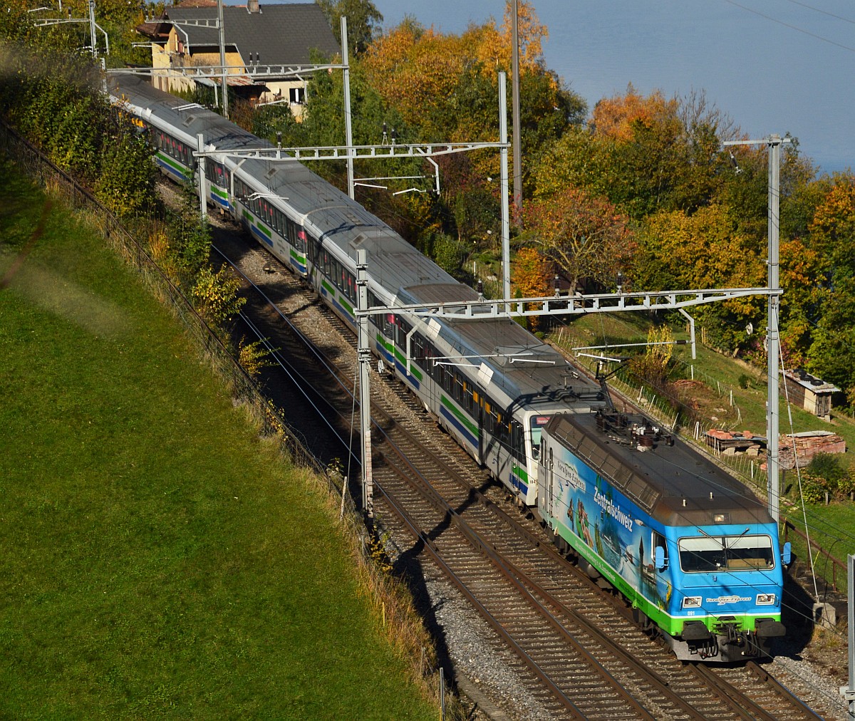 Voralpen Express Richtung Arth Goldau bei Immensee
3. November 2014