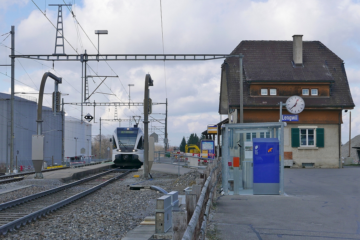 Vorher#  Bahnhof Lengwil mit 2 Gleisen und 2 Bahnsteigen. Abfahrt von RABe 526 722-4 am 04.02.2018 als S14 25847 von Konstanz nach Weinfelden.