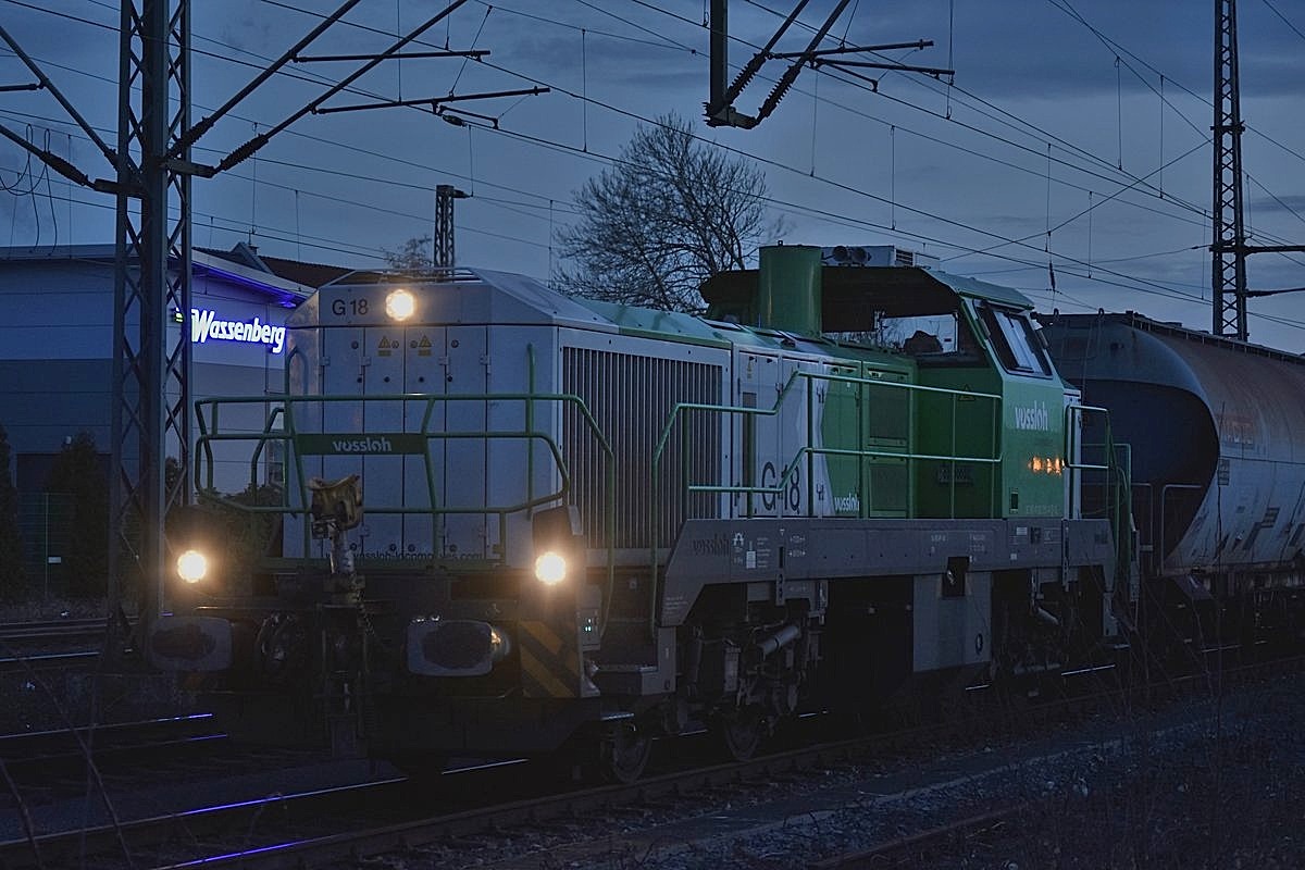 Vorm Ausfahrsignal in Gleis fünf steht die G18 4180 001 mit einem leeren Silowagenzug und wartet auf Ausfahrt über Kapellen/Wevelinghoven nach Neuss. Grevenbroich den 5.3.2018