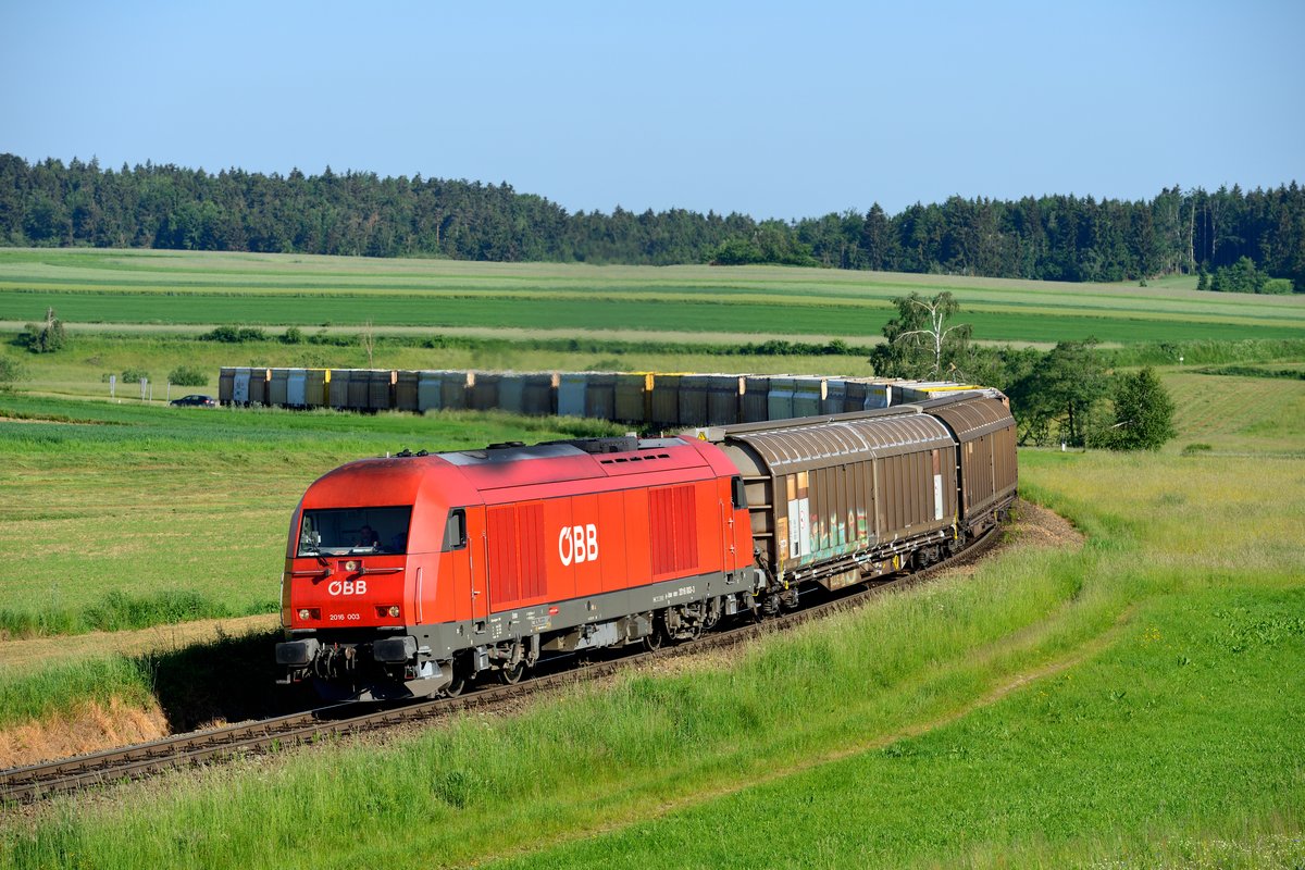 Vormittags werden die Züge auf der Strecke von Schwarzenau nach Waldhausen stets mit nur einer 2016 bespannt. Grund dafür ist die Tatsache, dass es sich hierbei um unbeladene Waggons handelt und die Zuglasten somit geringer sind. Mittags werden die zwei stets im Einsatz stehenden 2016 zu einem Tandem zusammengekuppelt und bringen dann die schweren mit Holzprodukten beladenen Züge nach Schwarzenau. Erster Zug des Tages nach Waldhauses ist die VG 73140, die hier bei Oberndorf aufgenommen werden konnte. Zuglok war am 05. Juni 2015 die 2016.003.