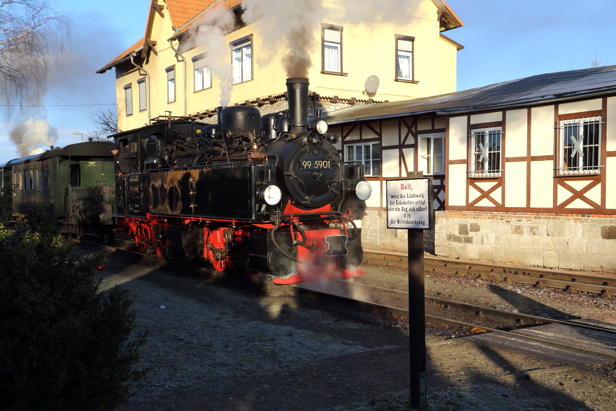 Vorsichtig rangiert 99 5901 am Morgen des 14.02.2015 zum Ankuppeln an den Sonder-PmG der IG HSB heran, mit welchem sie, gemeinsam mit 99 6101, eine  Kreuzfahrt  durch das Selketal absolvieren wird. Vorn am Busch ist wohl noch ein kleines Relikt vom letzten Weihnachtsfest übriggeblieben! ;-)