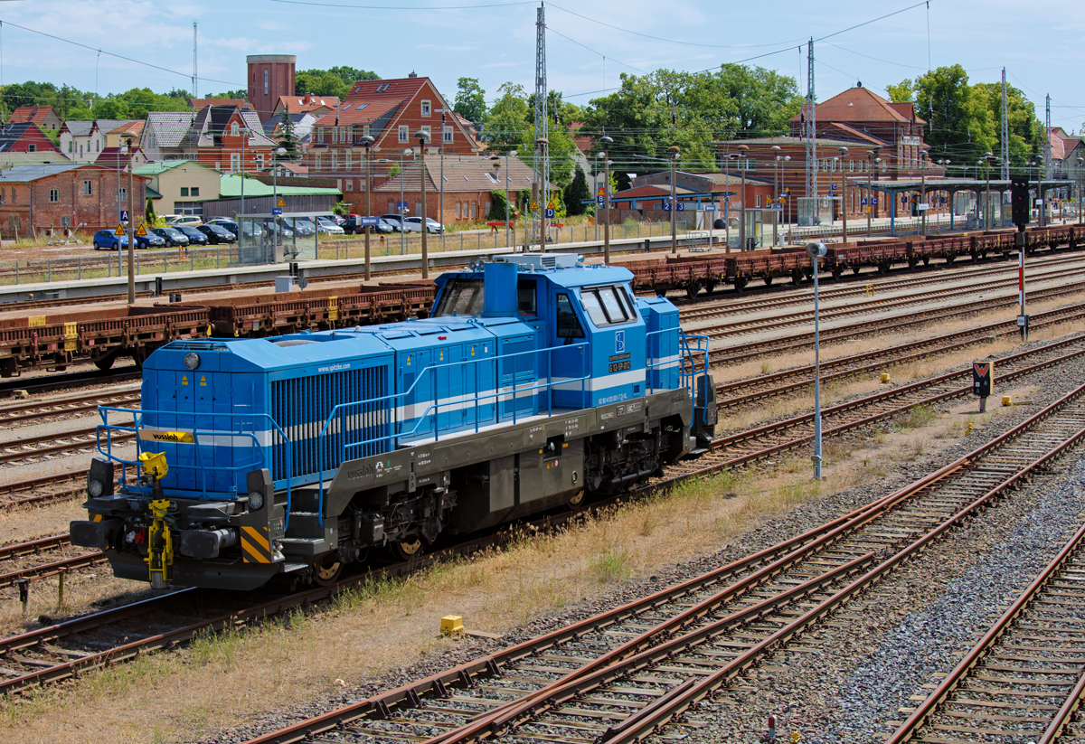 Vossloh Lok der Firma Spitzke auf dem Bahnhof Waren Müritz. Im Hintergrund rechts Empfangs - und Nebengebäude des Bahnhofs. - 11.07.2015