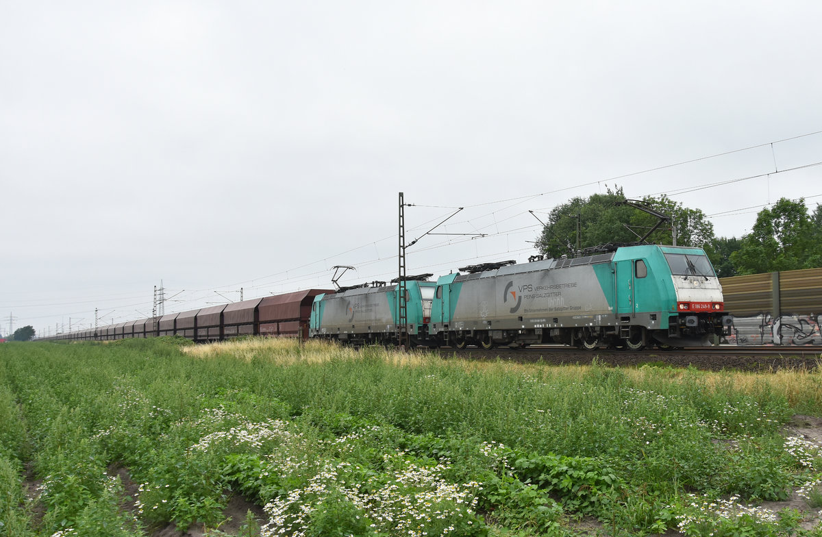 VPS (Verkehrsbetriebe Peine-Salzgitter GmbH) E 186 249-9 und E 186 245-7 in Doppeltraktion kommend aus Richtung Lüneburg. Höhe Bardowick, 26.06.2018.
