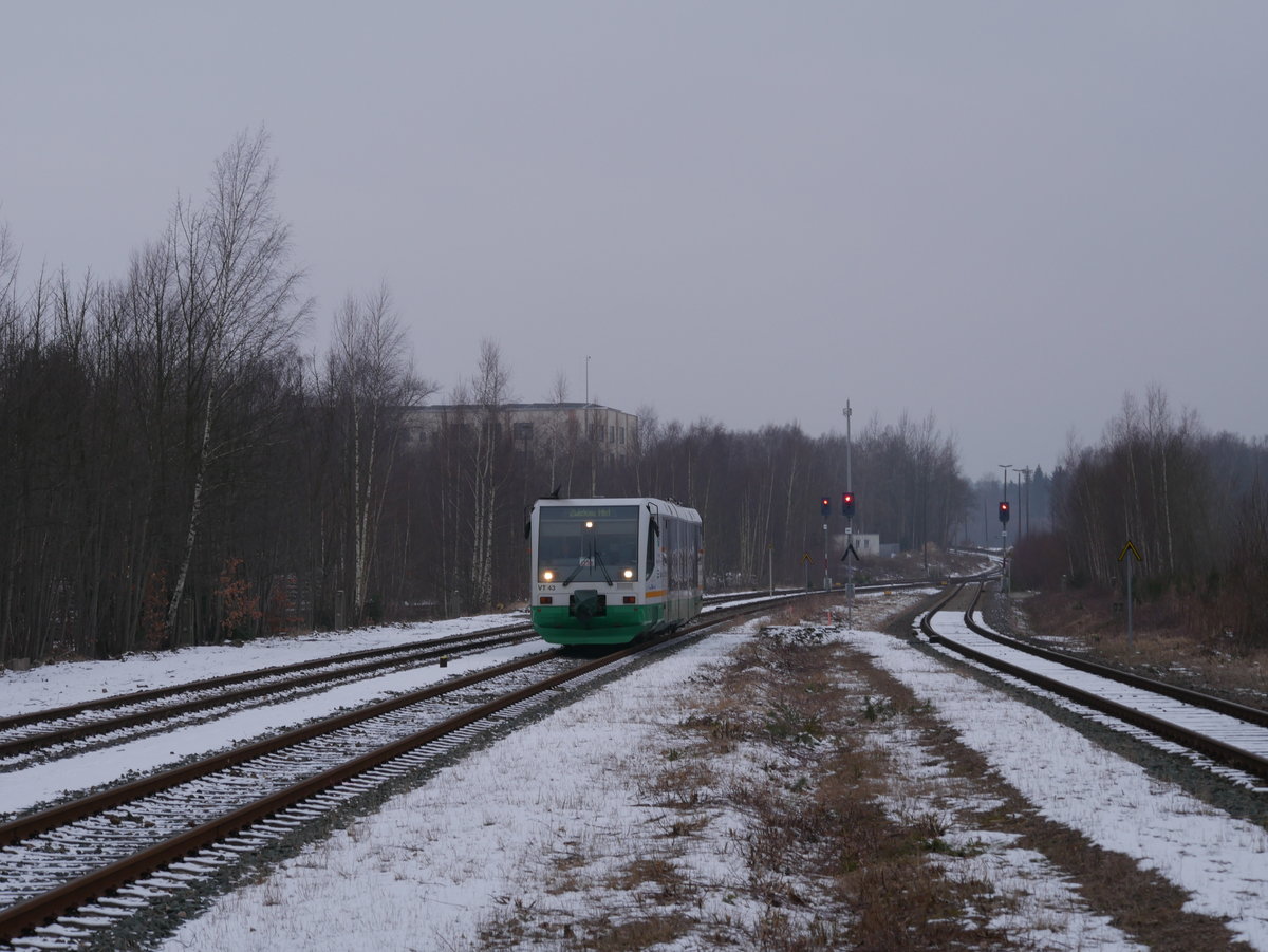 VR43 der VBG als RB1 nach Zwickau am 10.02.2018 kurz vorder Einfahrt in den Bahnhof Falkenstein (Vogtl.).