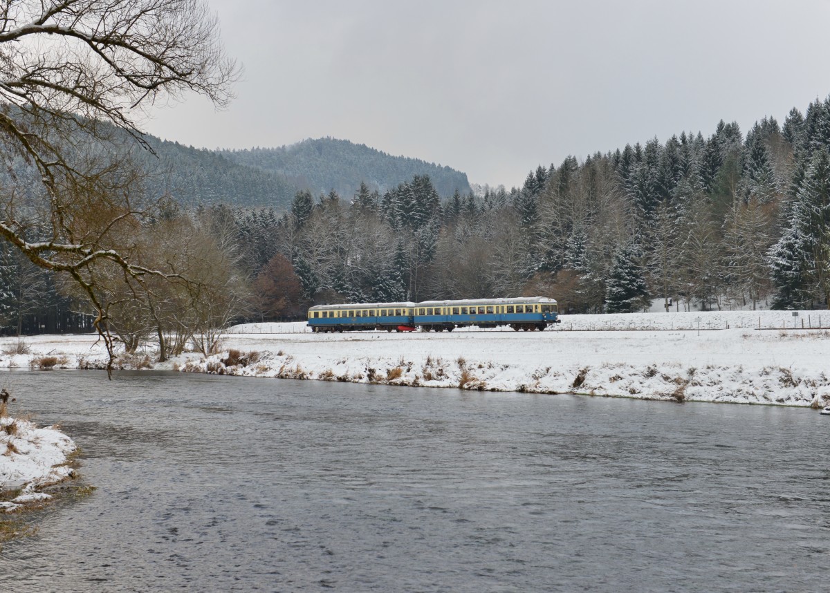 VS 28 + VT 07 bei einer Sonderfahrt auf der Wanderbahn am 28.12.2014 bei Gstadt.