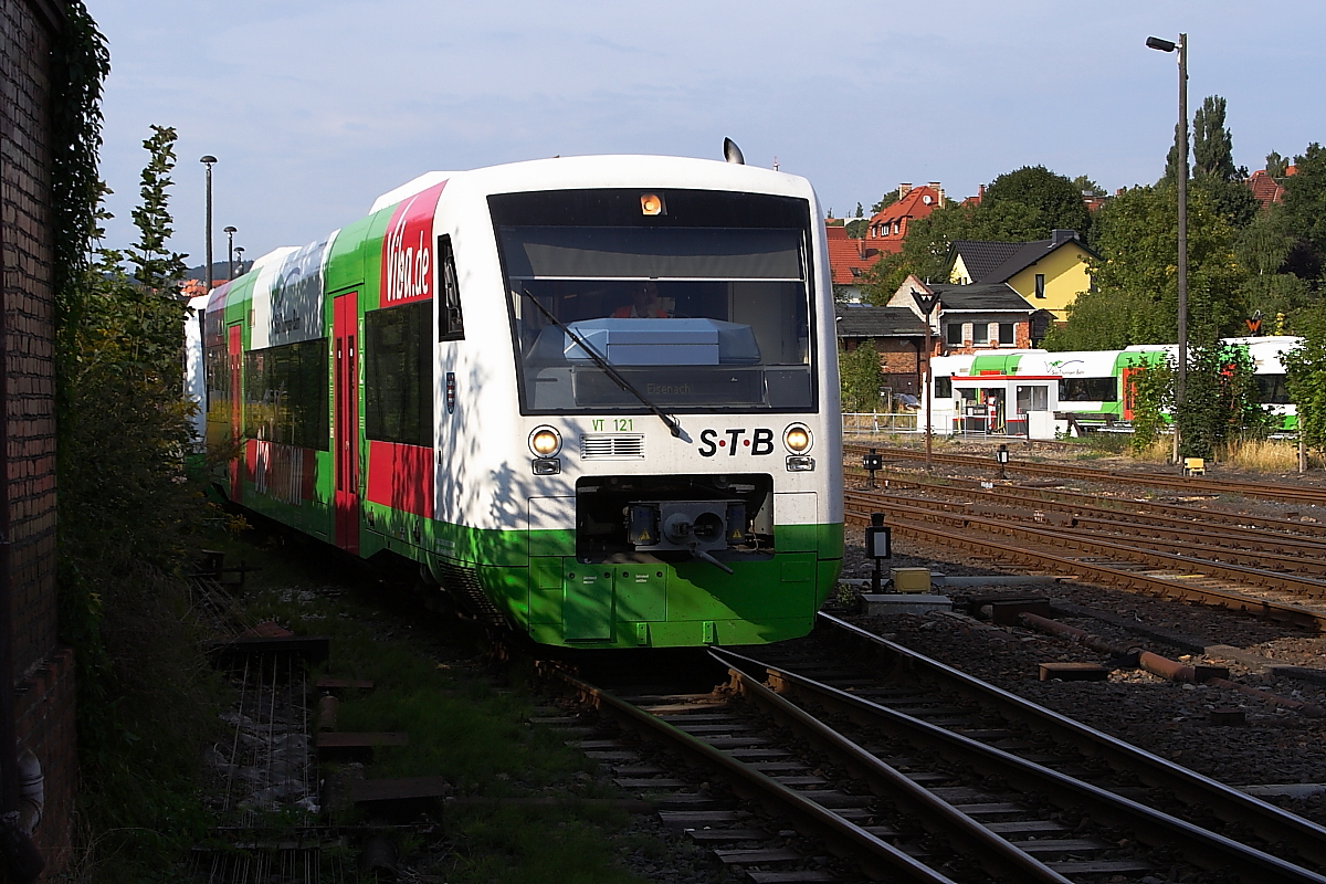 VT 121 (Stadler Regio Shuttle) der Sd-Thringen-Bahn hat am 07.09.2013 gerade die Abstellgruppe verlassen und fhrt zur Bereitstellung auf Gleis 1 in den Meininger Bahnhof ein.