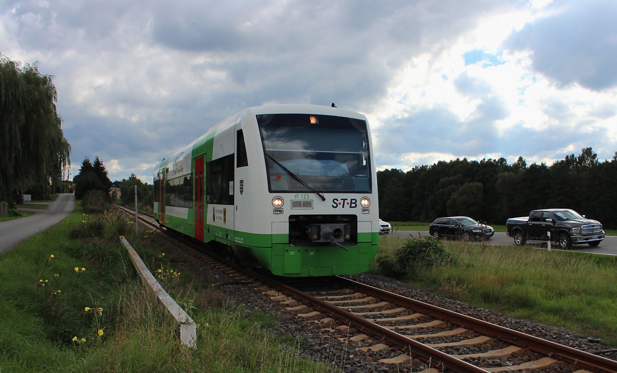 VT 123 (650 523-3) der STB Süd-Thüringen-Bahn kommt als STB80453 (Suhl - Wernshausen) den Fotografen am 29.09.2015 im Ortseingang von Schmalkalden entgegen.