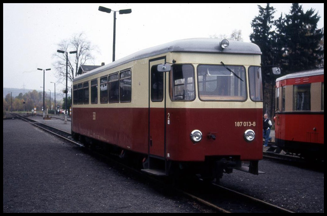 VT 187013 am 27.10.1996 im Bahnhof Stiege.