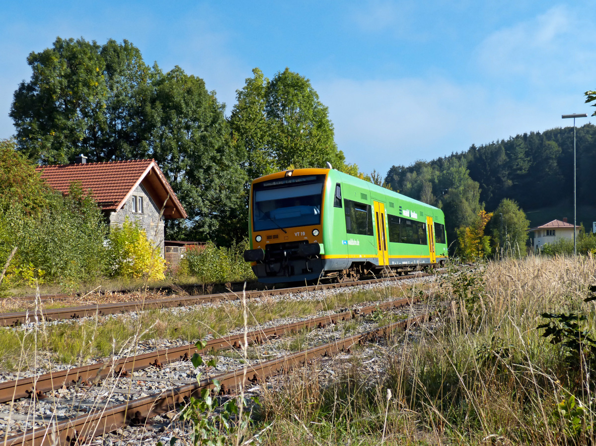 VT 19 der Waldbahn fährt aus Richtung Bayrisch Eisenstein in den Bahnhof Regen ein. 19.09.2015