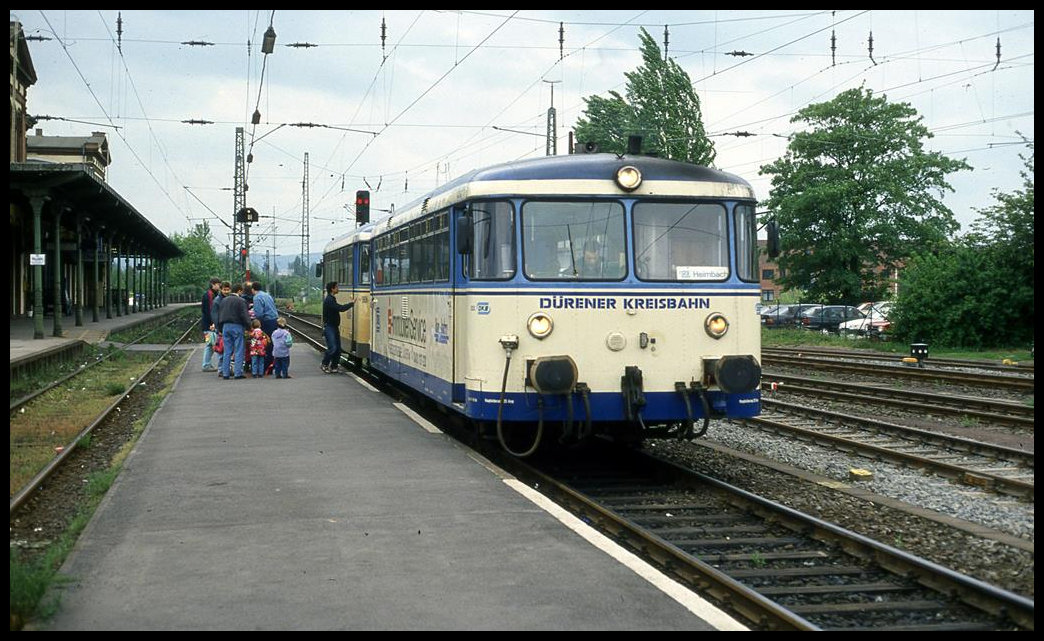 VT 203 der DKB steht hier am 13.5.1995 nach Heimbach in Düren am Bahnsteig.