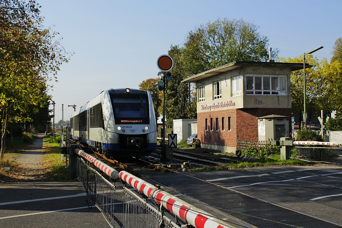 VT 243 der VIAS verlässt am 17.10.2018 den Bahnhof Mönchengladbach-Rheindahlen in Richtung Mönchengladbach Hbf.