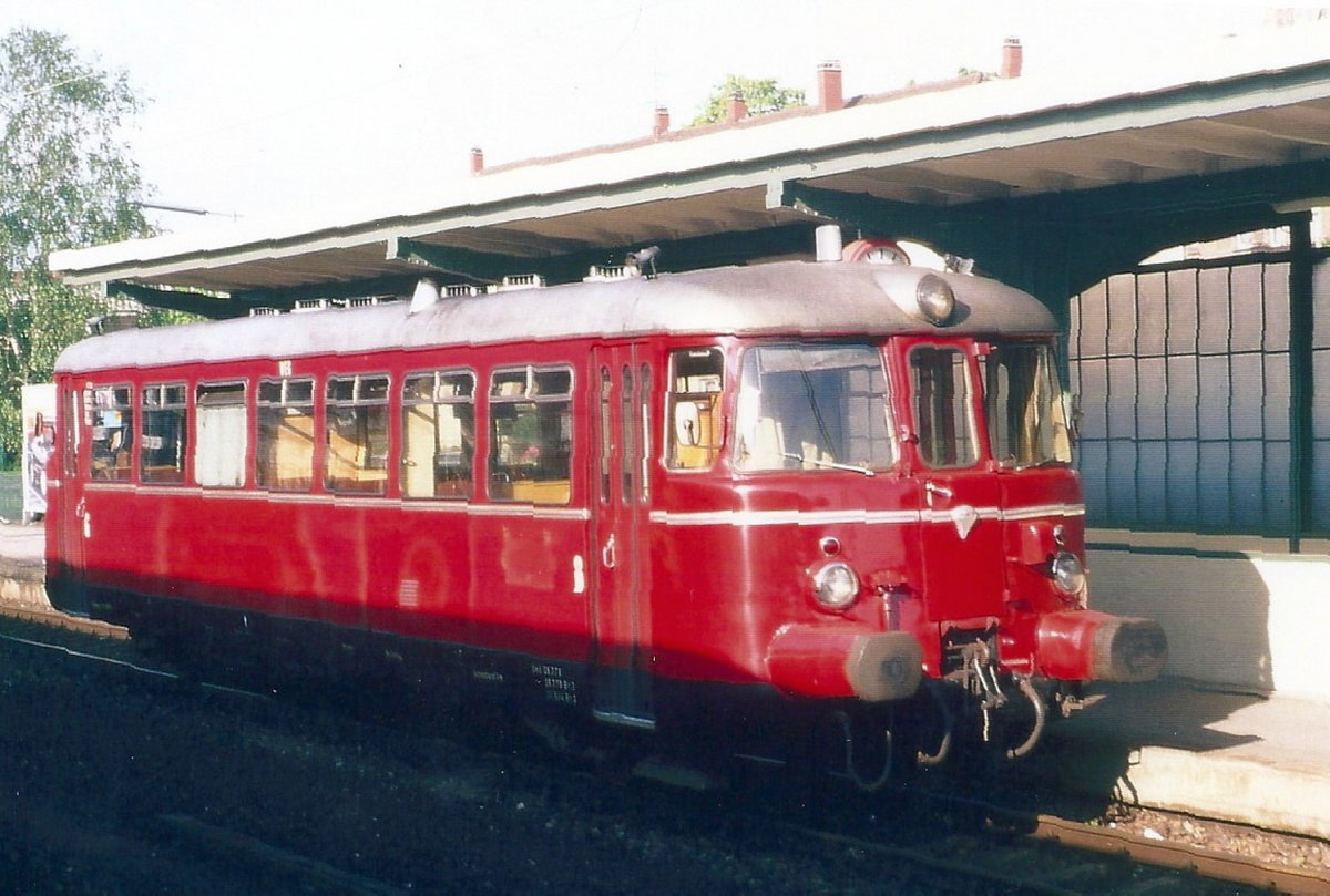 VT 25 der SWEG, abfahrbereit Richtung Münstertal in Freiburg Hbf im Mai 1986.