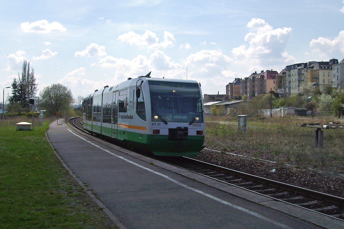 VT 31 der Vogtlandbahn fährt ein in den Haltepunkt Plauen (Vogtl.) West, 26.04.2008, 14:42 Uhr. Bahnstrecke Plauen oberer Bahnhof - Weischlitz - Bad Brambach - Cheb (Eger) (KBS 544). Nachbearbeitete Gegenlichtaufnahme.