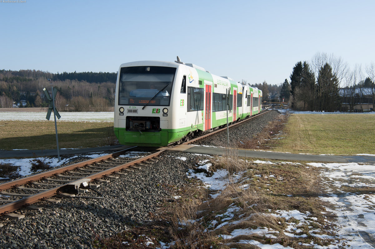 VT 324 der Erfurter Bahn als EB 81022 von Hof Hbf nach Leipzig Hbf bei Mehlteuer, 16.02.2018