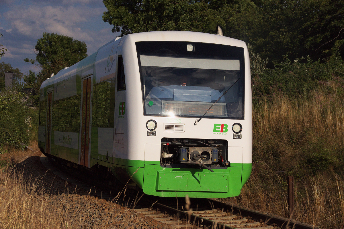 VT 332 dr Erfurter Bahn hat gerade den Keilbahnhof Unterlemnitz verlassen und fährt auf den Scheitelpunkt der Strecke zwischen Oberlemnitz und Heinersdorf zu. Bahnstrecke 6709 Wurzbach - Unterlemnitz - 14.08.2013