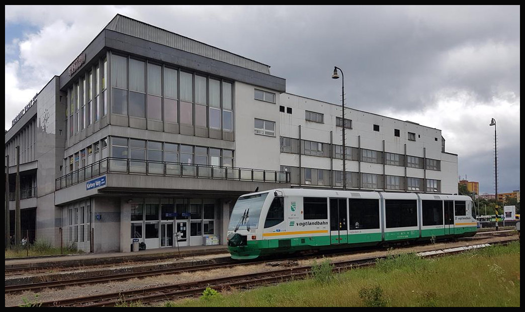 VT 44 der Vogtlandbahn aus Zwickau steht hier am 23.6.2018 vor dem Stadtbahnhof von Karlovy Vary in Tschechien.