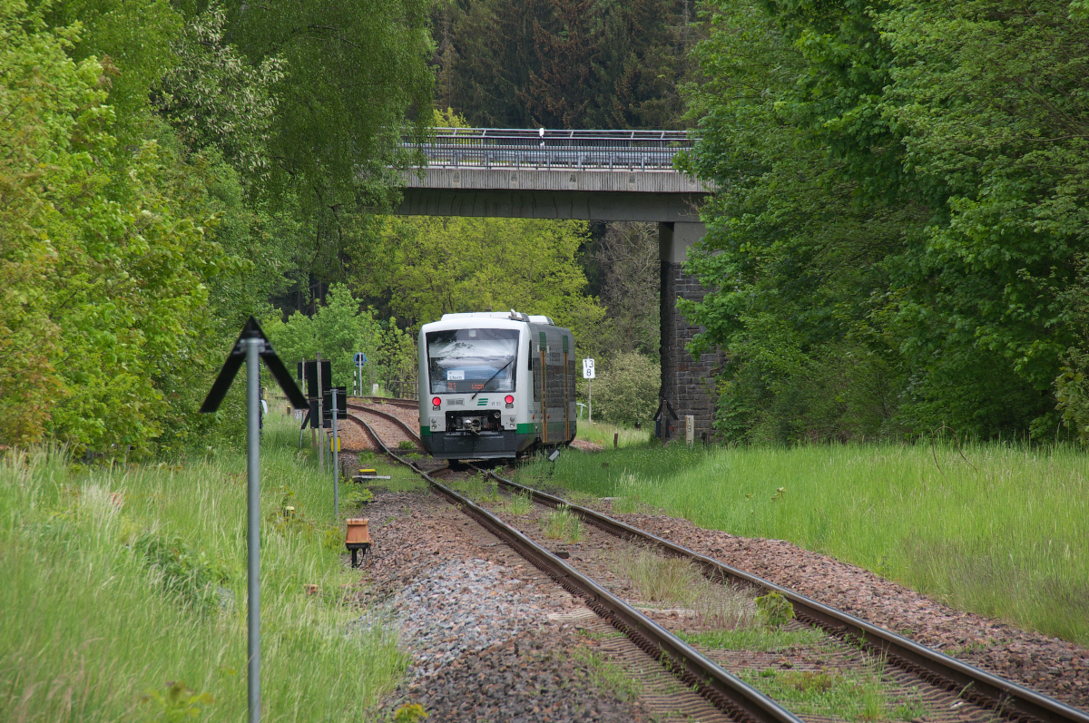 VT 51 der Vogtlandbahn ist auf dem Weg nach Cheb (Eger). Der Triebwagen hat gerade den Bedarfshalt Pirk durchfahren und biegt nun auf das zweigleisige Stück der Bahnstrecke 6270 zwischen Pirk und Adorf im Vogtland ein. 19.05.2015