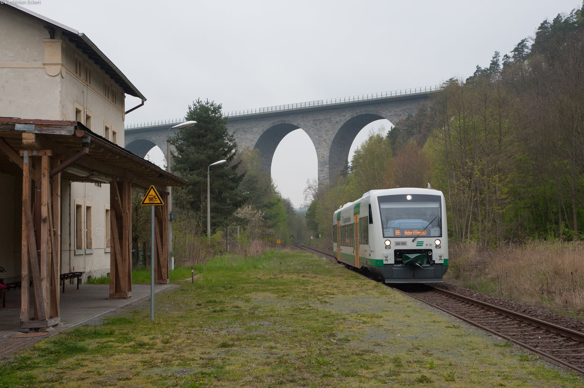 VT 51 der Vogtlandbahn nach Adorf beim Bedarfshalt in Pirk, 05.05.2017