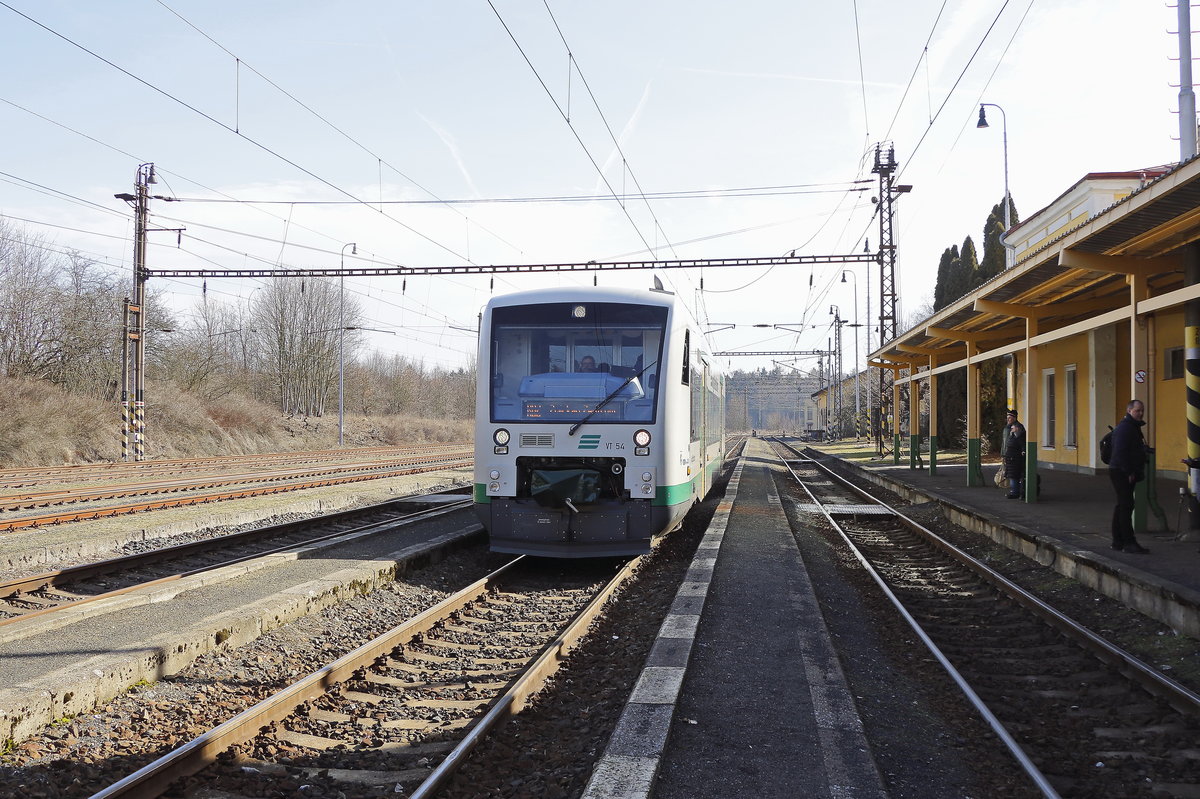 VT 54 der Vogtlandbahn nun in Richtung Zwickau  am 24. Februar 2019 in Franzensbad.

mit Oberleitungen... 