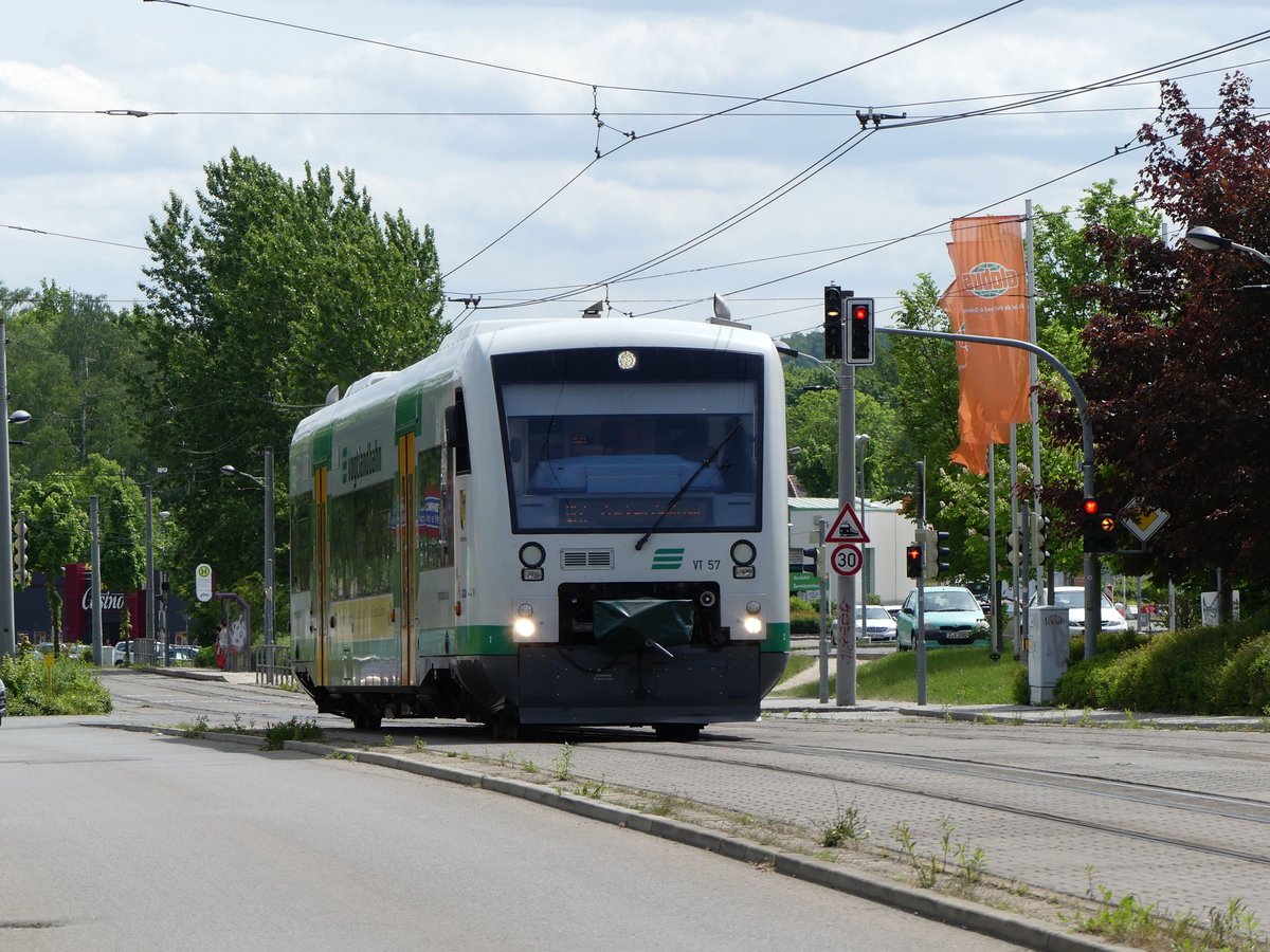VT 57 auf dem Weg ins Zwickauer Zentrum am 21.05.2016 kurz nach dem Hp.Stadthalle.