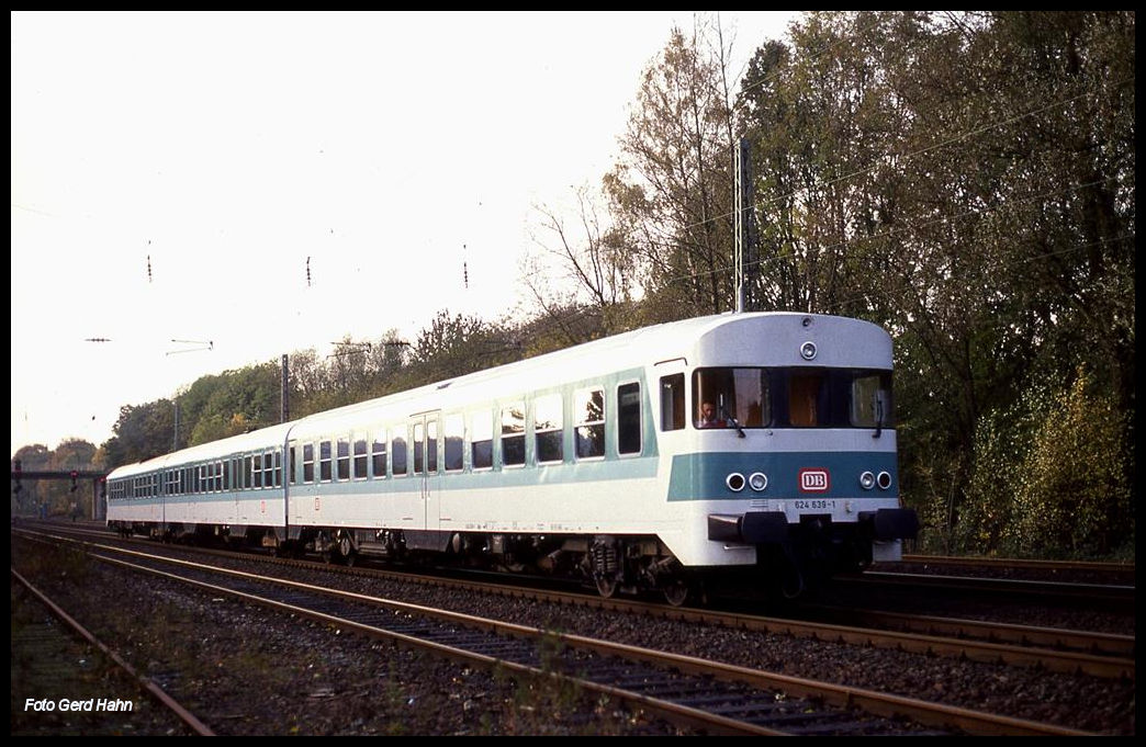 VT 624639 als E 8611 fährt hier am 4.11.1991 um 9.40 Uhr in Natrup Hagen nach Osnabrück weiter.