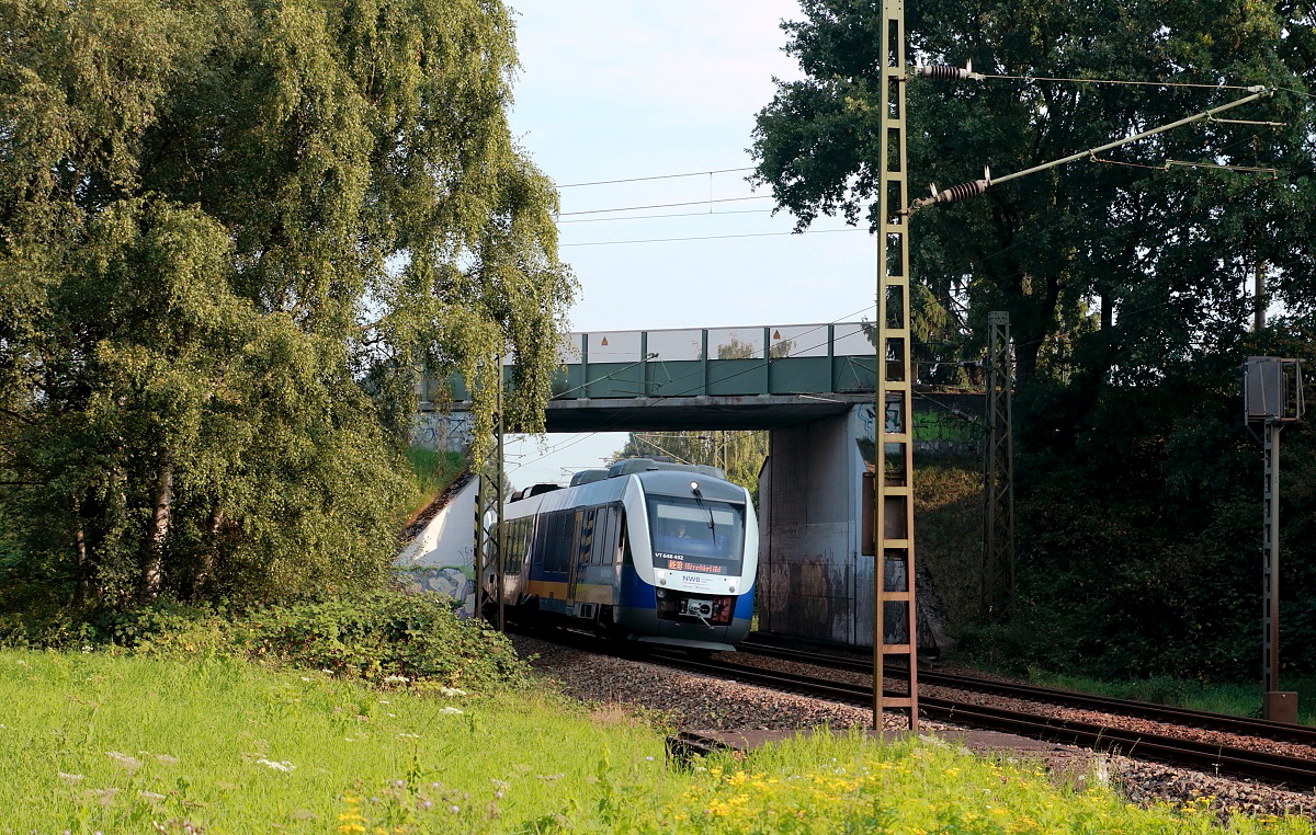 VT 648 432 der NordWestBahn unterquert am 02.09.2017 auf dem Weg von Kleve nach Düsseldorf die Brücke der Stadtbahn von Krefeld nach Düsseldorf bei Meerbusch-Osterath