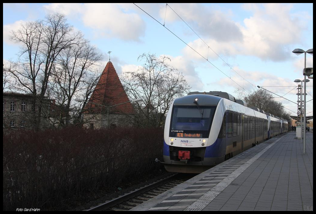 VT 648070 der NWB aus Wilhelmshaven hält hier am 5.1.2017 um 11.54 Uhr im Bahnhof Osnabrück Altstadt.