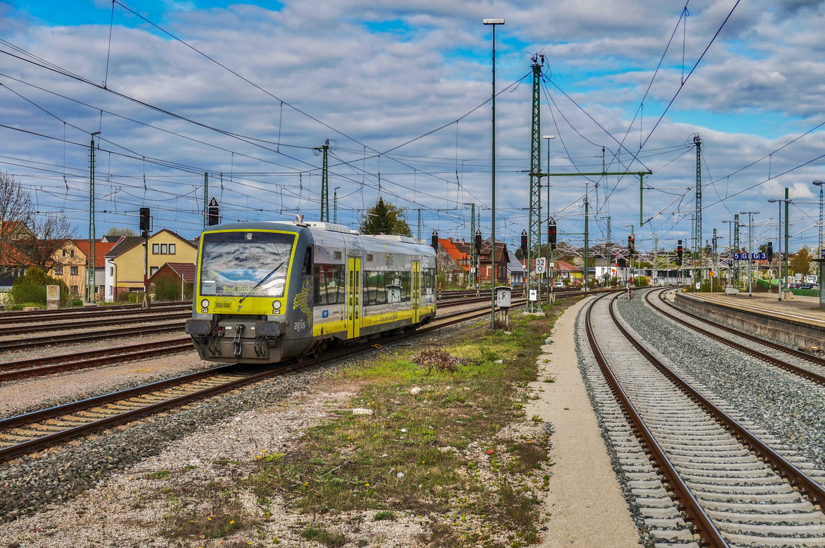 VT 650 704 fährt als ag 84580, auf der Fahrt von Marktredwitz nach Bad Rodach, in den Bahnhof Lichtenfels ein.
Aufgenommen am 11.4.2017.