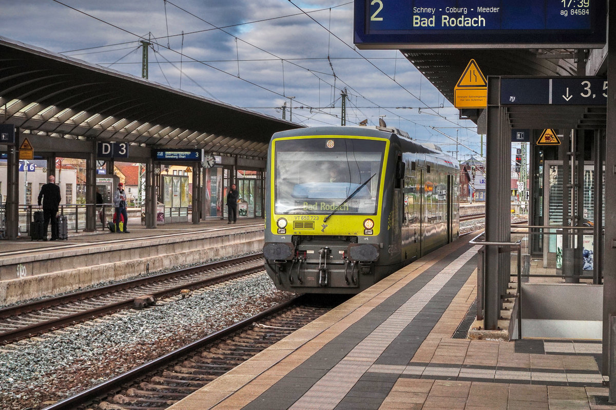 VT 650 723 fährt als ag 84584 (Bayreuth Hbf - Coburg - Bad Rodach) in den Bahnhof Lichtenfels ein.
Aufgenommen am 11.4.2017.