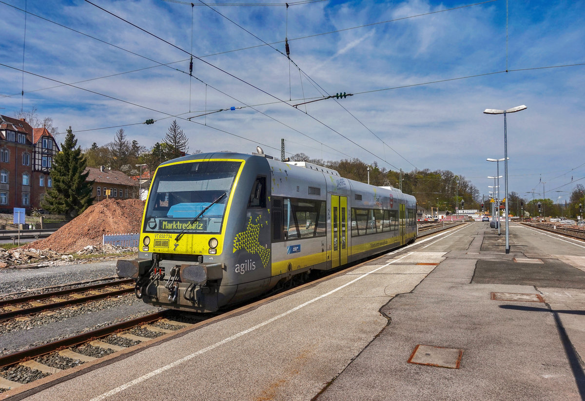 VT 650 734-6, von agilis, fährt als ag 84579 (Bad Rodach - Marktredwitz) in den Bahnhof Coburg ein.
Aufgenommen am 10.4.2017.