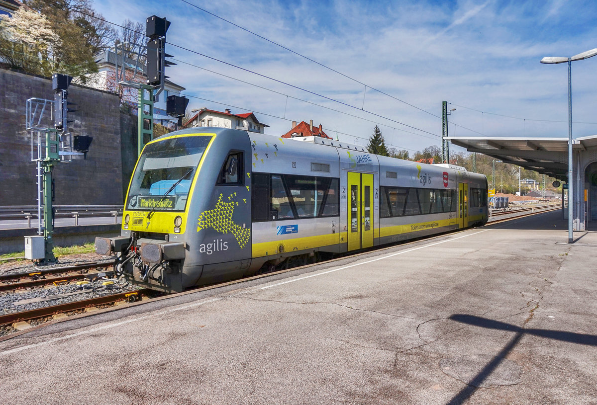 VT 650 734-6, von agilis, fährt als ag 84579 (Bad Rodach - Marktredwitz) aus dem Bahnhof Coburg aus.
Aufgenommen am 10.4.2017.
