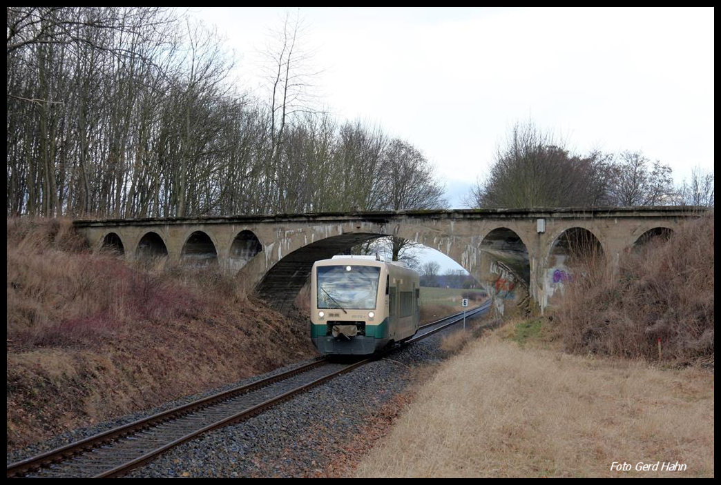 VT 650032-4 der Pressnitztalbahn erreicht hier als PRE 81268 nach Lauterbach am 2.3.2017 um 15.47 Uhr den Ortsrand von Putbus. Der VT unterquert hier gerade eine ehemals von der Rügenschen Kleinbahn genutzte wunderschöne Bogenbrücke. 