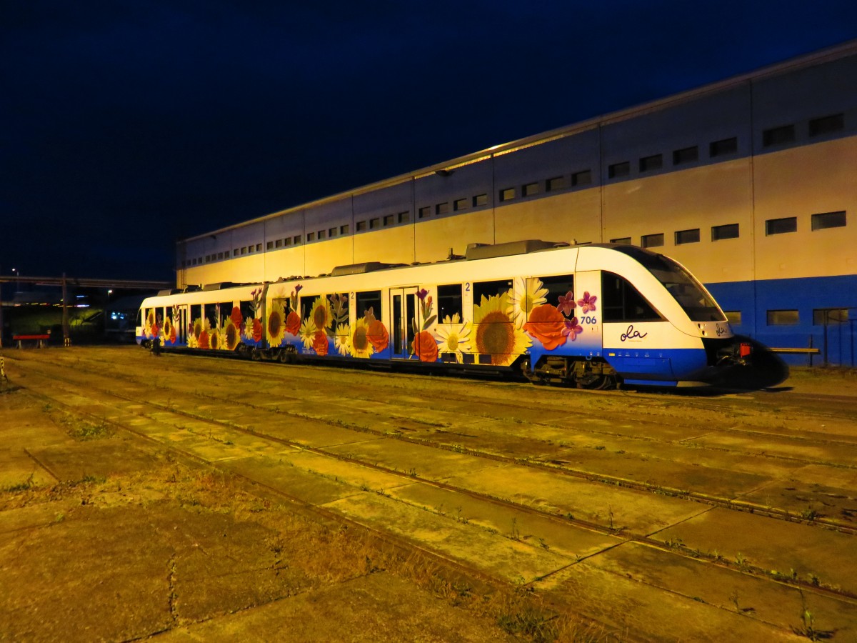 VT 706 der OLA am 31.05.2015 in Halberstadt ( Durch ein Tor fotographiert)