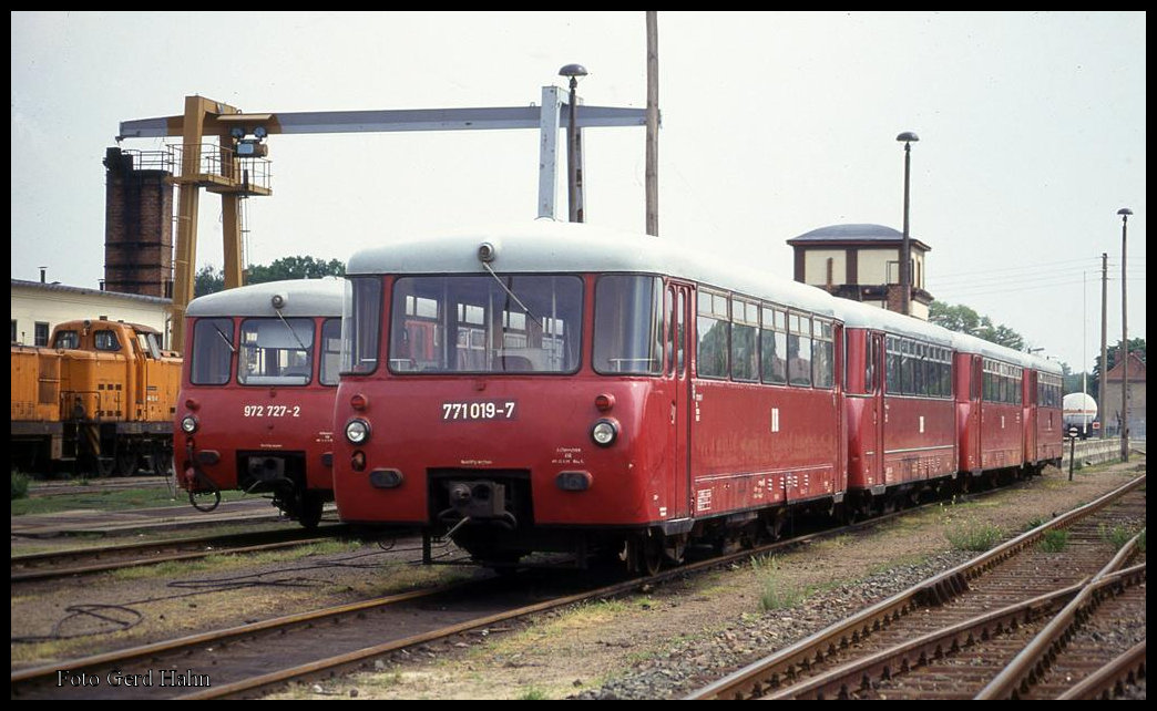 VT 771019 neben Steuerwagen 972727 am 20.5.1993 im BW Jerichow.