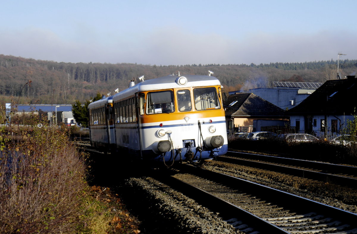 VT 9 der RSE (hinten) und 302 027, einer der drei MAN-Wagen der Osning-Bahn legen sich bei Satzvey in die Kurve (3.12.16)