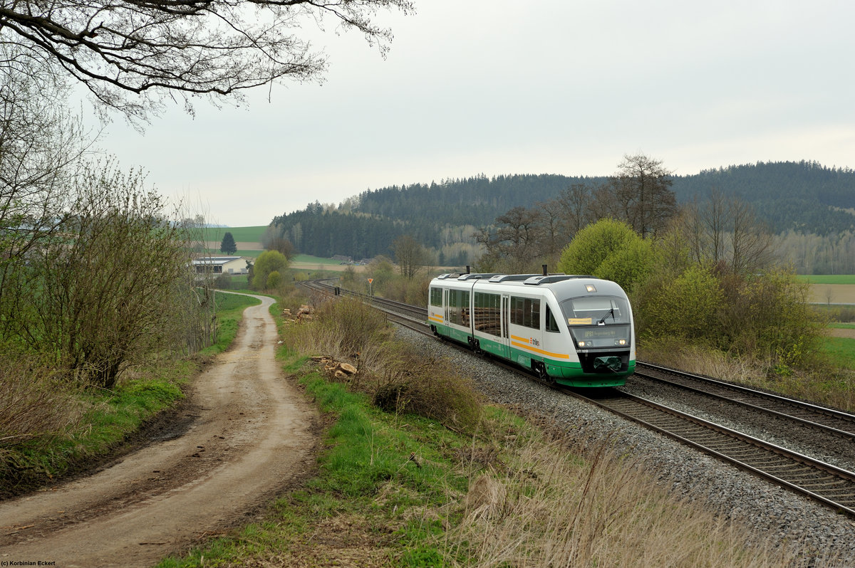 VT12 der Vogtlandbahn als OPB79741 von Marktredwitz nach Regensburg kurz vor Pechbrunn, 22.04.2016