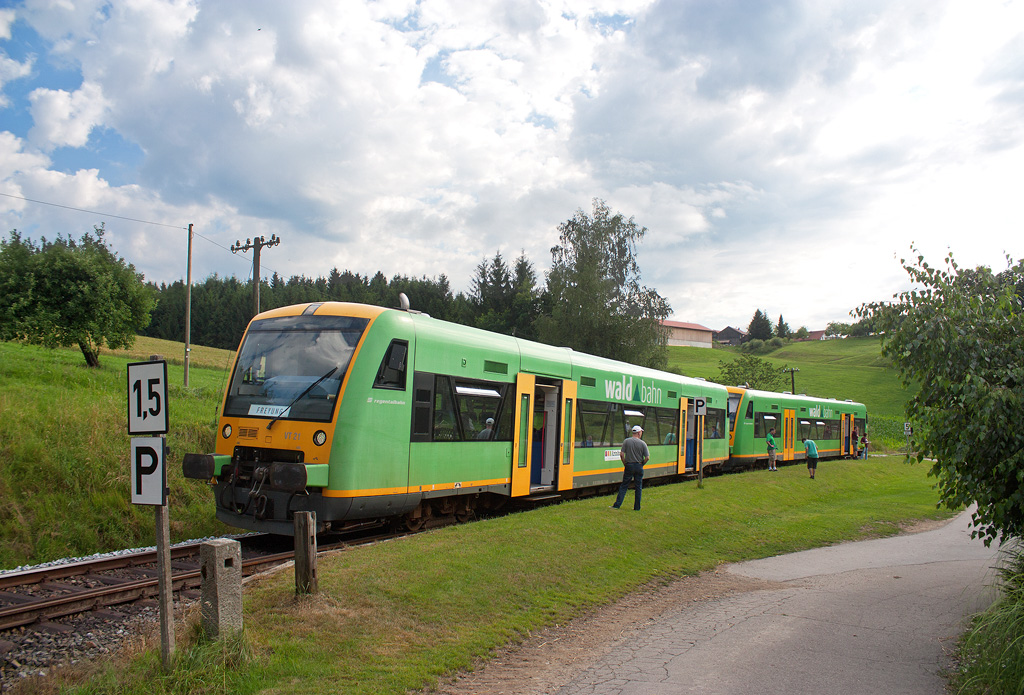 VT21 und 1 weitere abgestellte RS1 der Waldbahn als Ilztalbahn Sonderfahrt des 07.07.12 in Neuhausmhle (KBS 12888) zu Brotkauf in der Mhle.