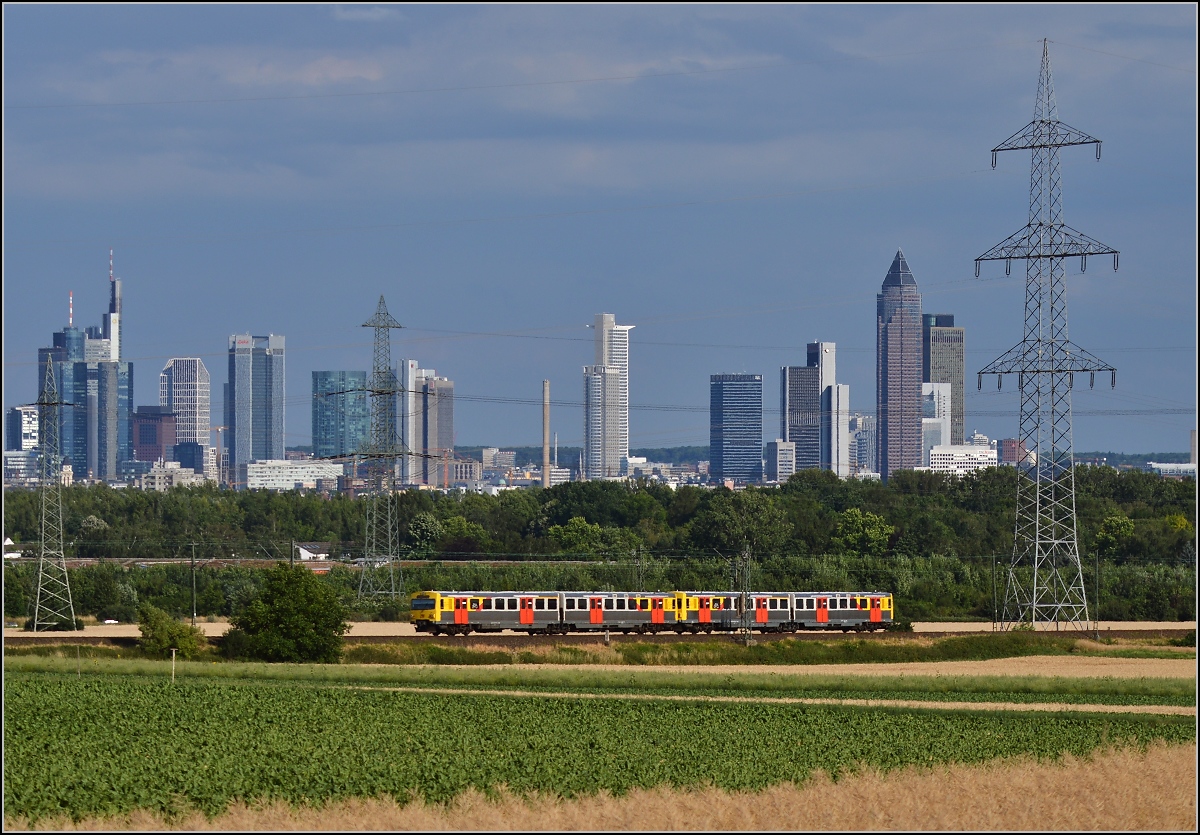VT2E der hessischen Landesbahn in Doppeltraktion bei Eschborn mit Blick auf die Frankfurter Skyline. Juli 2015.