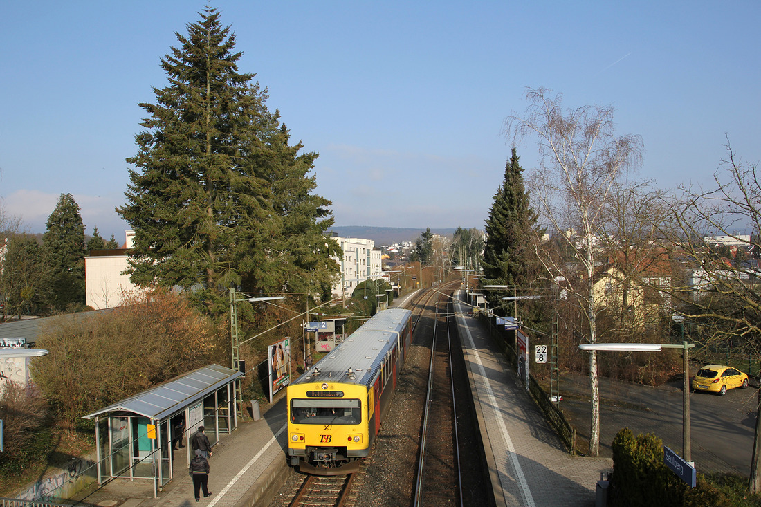 VT2E der HLB (Nummer unbekannt) beim Halt in der Station Seulberg.
Ziel des Zuges war Bad Homburg.
Aufnahmedatum: 13. März 2016