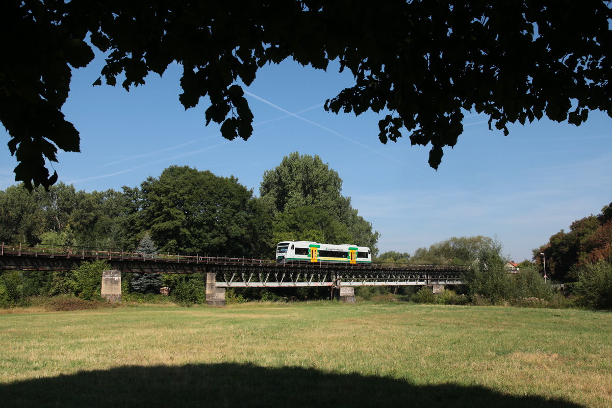VT55 (650 155) der DLB, als VBG81081 nach Weischlitz, am 08.09.2016, auf der mit 226m längsten Brücke der Elstertalbahn in Gera-Liebschwitz.  