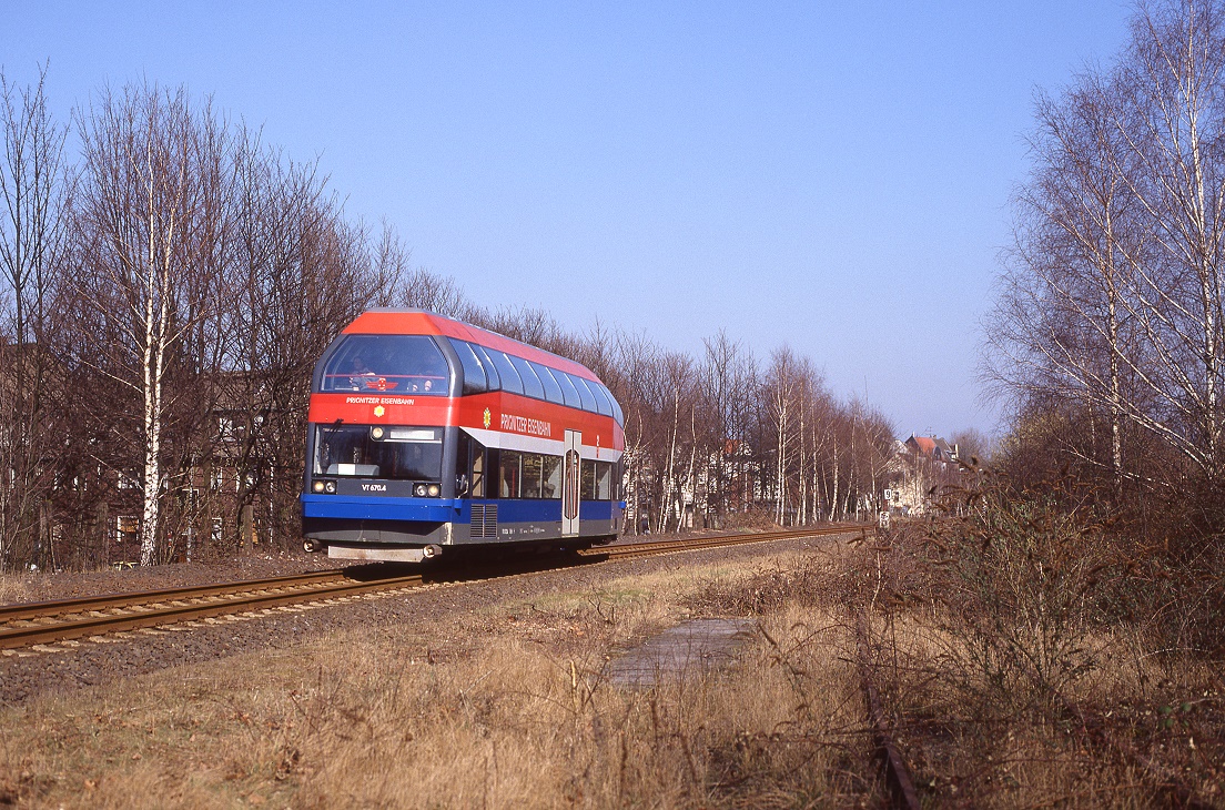 Vt670-4 in Diensten der Prignitzer Eisenbahn erreicht Duisburg Ruhrort mit PEG81075, 15.03.2003.