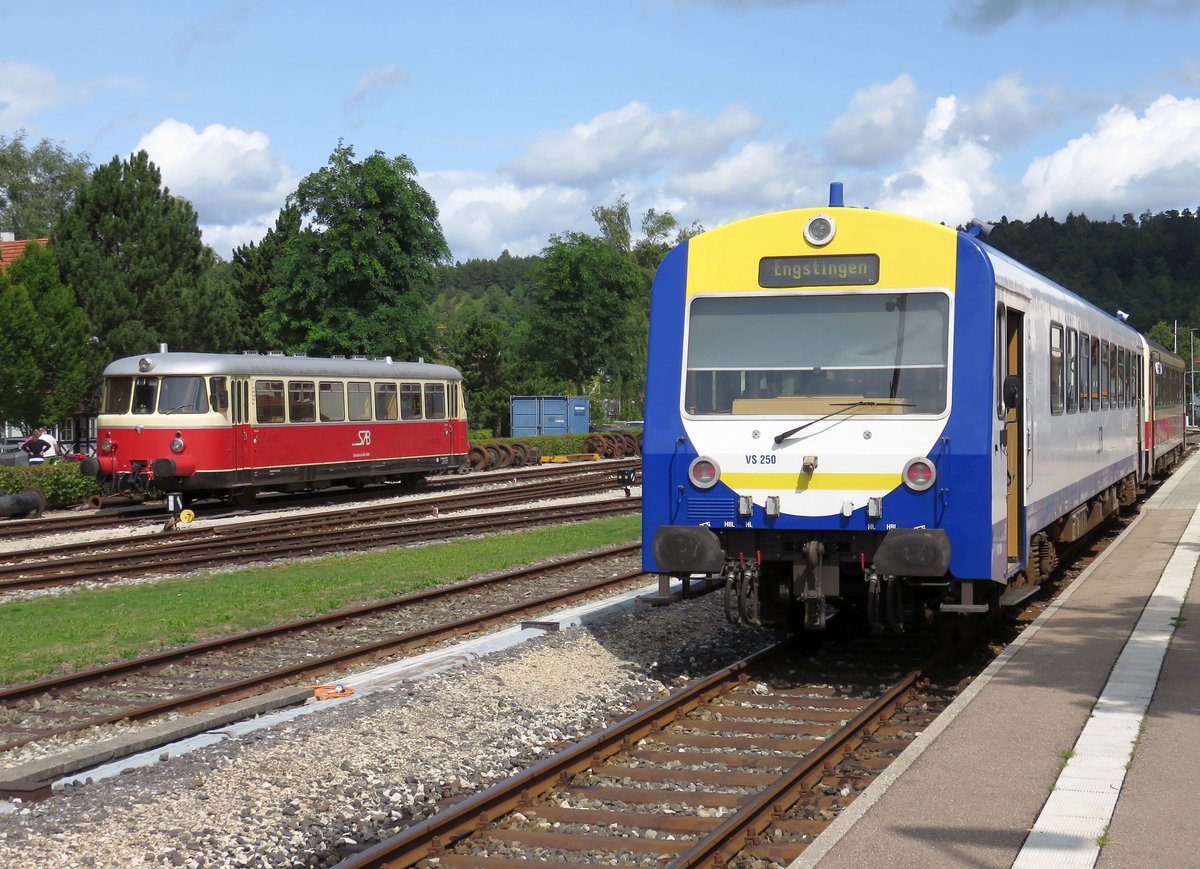 VT8 und VS250 der SAB am 20.08.2017 in Münsingen.