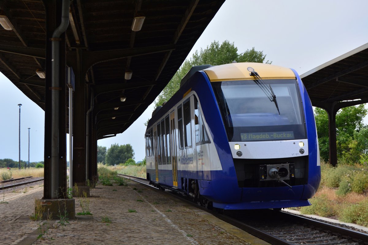 VT871 fährt als HEX43 nach Magdeburg in Blumenberg ein wo jedoch weder ein Fahrgast einstieg noch ausstieg. Schon bald alles Geschichte. Der Harz-Elbe-Express wird zum Fahrplanwechsel vom Schienennetz verschwinden, denn Abellio hat die Ausschreibungen beider Lose für das Dieselnetz Sachsen-Anhalt für sich entscheiden können. Nicht nur der HEX wird hier Vergangenheit sein denn ab kommenden Fahrplanwechsel wird der Halt in Blumenberg aufgeben. Zur Zeit wird nur noch bei Bedarf gehalten. Ab 2020 wird die Strecke auf 120km/h durchgängig umgebaut und Blumenberg auf ESTW umgebaut. Somit werden auch die mechanischen Stellwerke und Formsignale verschwinden sondern wohl auch die Bahnsteige in Blumenberg. Von der einsitigen Bedeutung als Knotenpunkt dürfte nach dem Umbau nichts mehr zu sehen sein. In Blumenberg trafen sich die Strecken Blumenberg-Wanzleben-Eilsleben, Blumenberg-Schönebeck, sowie Blumenberg-Egeln-Staßfurt welche zwischen 1999 und 2002 alle samt stillgelegt wurden und somit nur noch die Verbindung Magdeburg-Halle blieb. 

Blumenberg 21.07.2018
