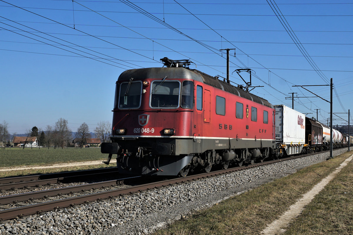 WAADTLÄNDERIN AM JURA SÜDFUSS.
Re 620 048-9  AIGLE  mit einem sehr langen gemischten Güterzug bei Deitingen in Richtung Westschweiz unterwegs am 18. Februar 2019.
Foto: Walter Ruetsch 