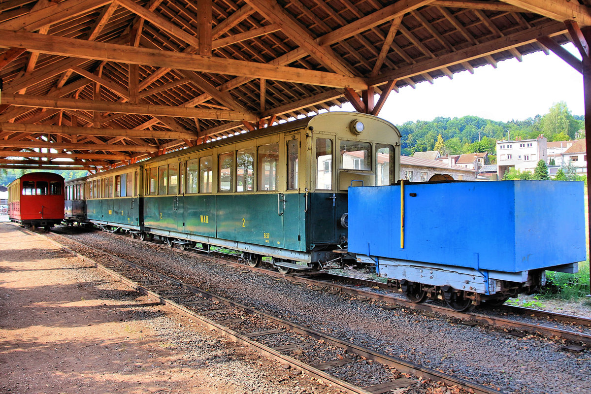 WAB/ACFA Chemin de Fer Forestier d'Abreschviller: Auf dieser wunderschön restaurierten Waldbahn befinden sich 6 Wagen der Wengernalpbahn; letztere hat sie von 80 auf 70 cm umgespurt. Im Bild sind die drei 1999 an die ACFA gelangten Wagen 37, 33 und 32, links davon der bereits 1969 an die ACFA geschenkte Wagen WAB 29. Zwei weitere Wagen habe ich bei der ACFA eingestellt. 22.Juli 2018.   