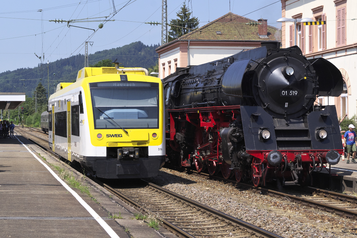 Während 01 519 mit ihrem Sonderzug nach Triberg auf den Abfahrbefehl wartet ist SWEG Triebwagen 516 in den Bahnhof Hausach eingefahren. 650 578-7 kommt aus Hornberg. 08.07.2018
