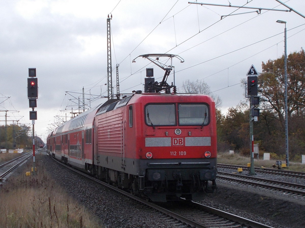 Während 112 112,mit dem RE Elsterwerda-Stralsund,am 07.November 2016,am Einfahrsignal von Züssow auf Einfahrt wartete,drückte 112 109 den Gegenzug aus dem Bahnhof.