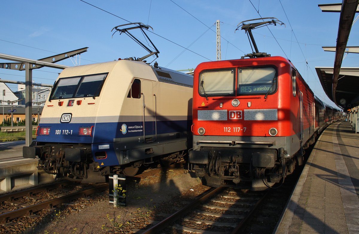 Während 112 117-7 mit dem RE5 (RE4362) von Oranienburg auf Ausfahrt ins BW Rostock wartet, verlässt 101 112-1 mit dem IC2372 von Frankfurt(Main) Hauptbahnhof nach Stralsund Hauptbahnhof den Rostocker Hauptbahnhof. (20.5.2017)