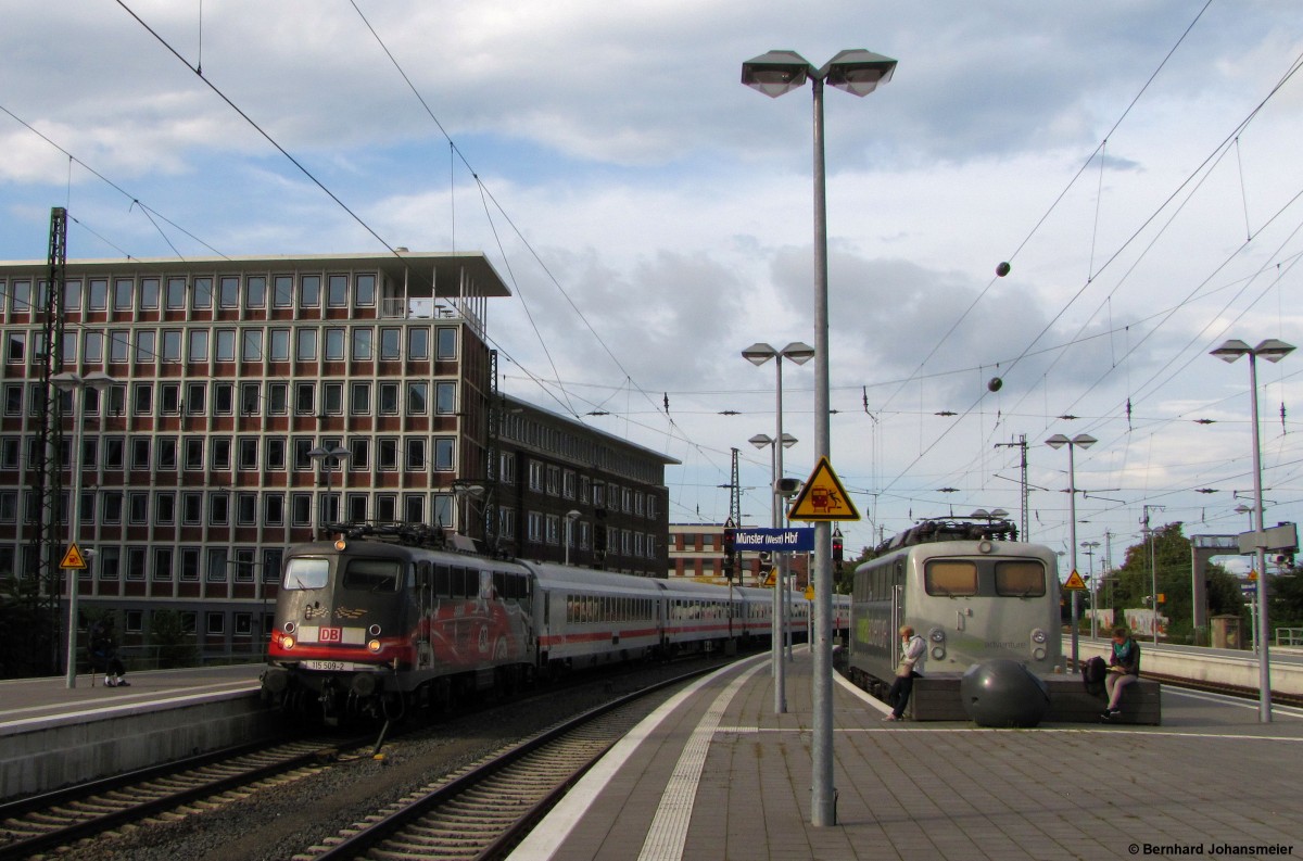 Während die 139 558-1 von Railadventure am Münsteraner Hbf auf neue Einsätze wartet, rollt 115 509-2 mit dem IC 2420 von Norddeich Mole nach Köln in den Bahnhof ein. August 2014